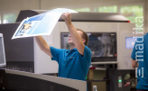 Drucker an der Druckmaschine - Offsetdruck.