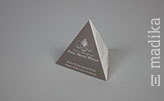 Der edle Pyramidenaufsteller bietet vier Präsentationsflächen für Ihre Botschaft.