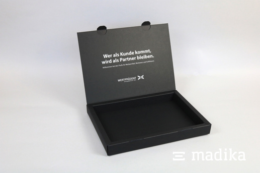 Schwarze Klappschachtel mit weißer Bedruckung Schwarze Klappschachtel mit weißer Bedruckung