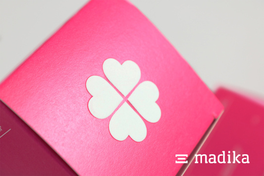 Faltschachtel mit Magenta Bedruckung und weißer Blindprägung Faltschachtel mit Magenta Bedruckung und weißer Blindprägung