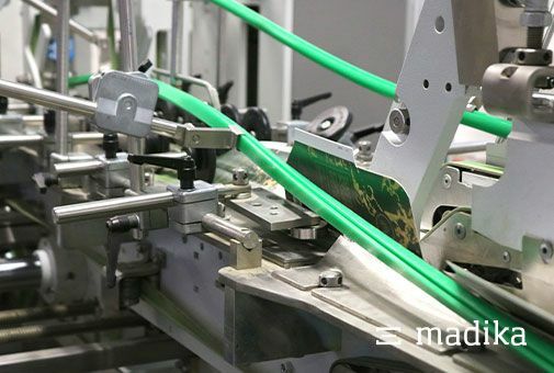 Die Seiten der bedruckten Faltschachteln werden an den vorgerillten Stellen hochgeklappt. Die Seiten der bedruckten Faltschachteln werden an den vorgerillten Stellen hochgeklappt.