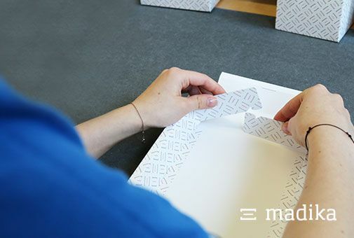 Ein individuelles Muster wird verklebt und zusammengebaut. Individuelles Schachtel Muster Aufbau