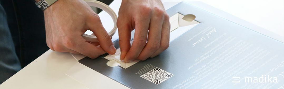 Ein Inlay einer Schachtel wird oft verklebt, wie hier im Beispiel zu sehen. Schachtel mit Inlay verkleben