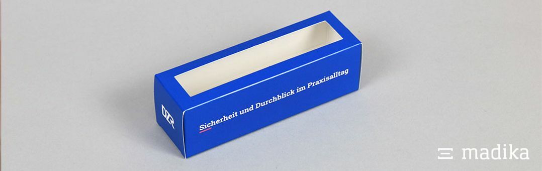 Schlichte blaue Box, die mit dem Sichtfenster einen guten Blick auf das Produkt erlaubt. Blaue Box mit großem Sichtfenster