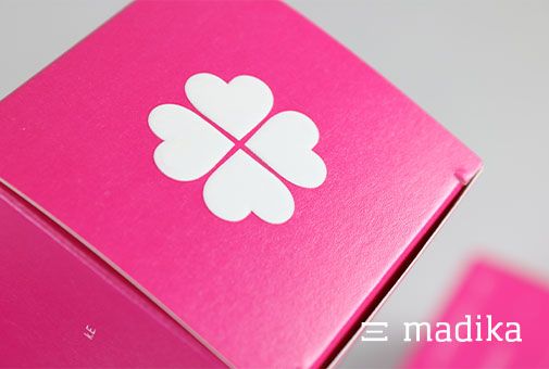 Diese Faltschachtel ist ein Eyecatcher und sorgt auch haptisch für ein Erlebnis - dank der Prägung auf dem Deckel Faltschachtel pink bedruckt mit Prägung